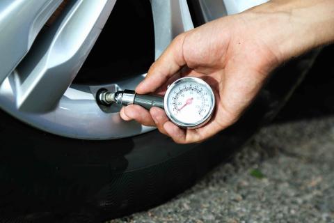 how to check car tire pressures