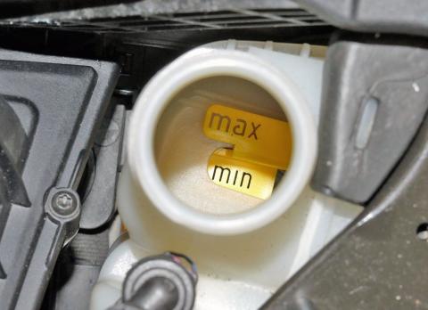 Coolant levels in the filler neck Coolant tank neck levels