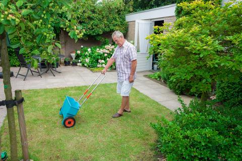 03 Apply a spring feed and weedkiller 03 Apply a spring feed and weedkiller