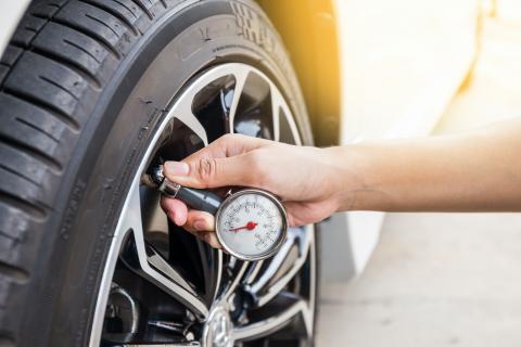 Analogue tyre gauges are just as accurate as digital gauges Checking car tyre pressure with a gauge