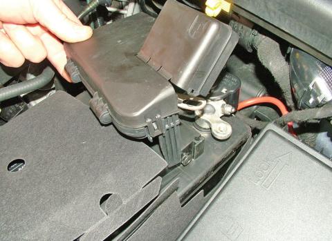 03 Identify the dead car’s battery and its positive terminal 03 Identify the dead car’s battery and its positive terminal
