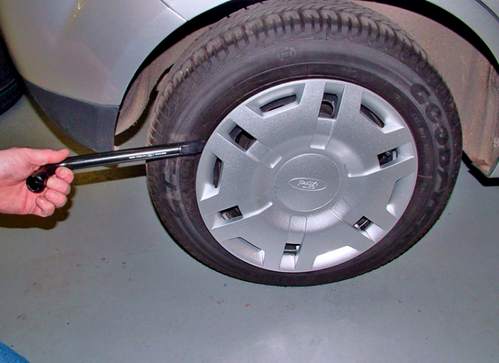 Remove the hub cap from the flat tyre