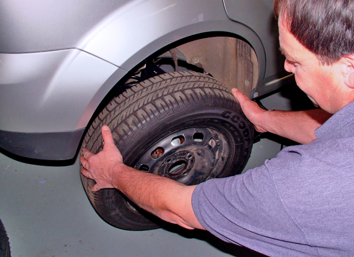 Remove the flat tyre