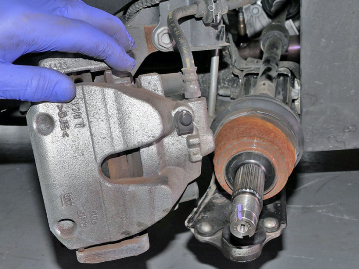 Pulling away the hub from the driveshaft